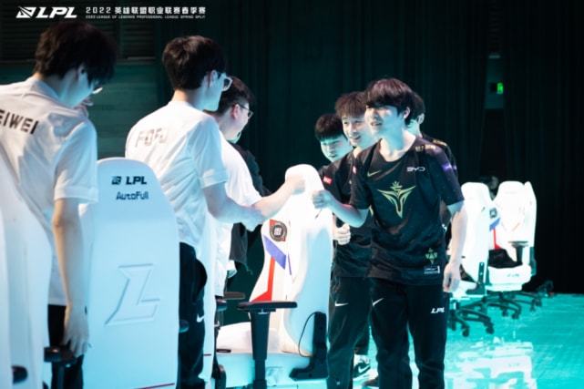 凭借其年轻 凭借其年轻