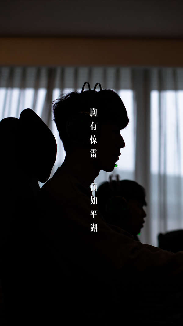 同时有六位